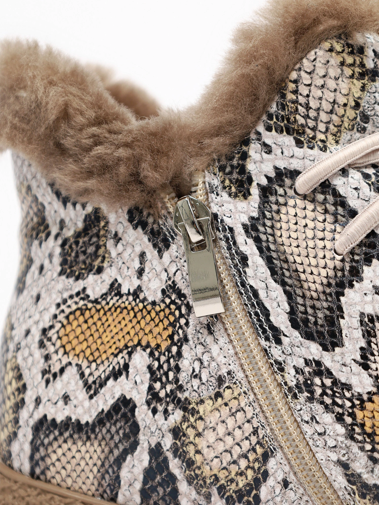 Ботинки с принтом под рептилию на низкой подошве